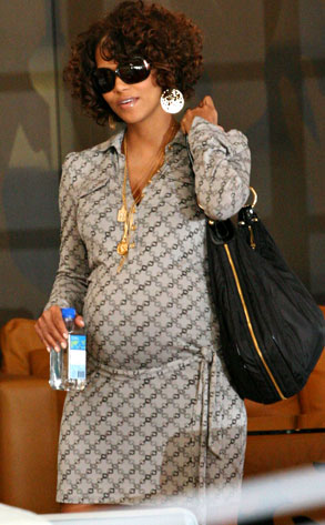 halle berry baby beach. Halle Berry Mike/Fame Pictures