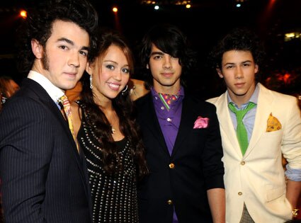 http://images.eonline.com/eol_images/Entire_Site/20080422/425.cyrus.jonasbros.042208.jpg