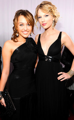 taylor swift grammys red carpet. Grammys Red Carpet Pose-Off: Miley vs. Taylor