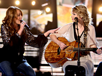 Taylor Swift 2009 Grammy. Miley Cyrus and Taylor Swift