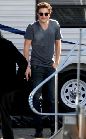 Robert Pattinson Salary on Pictures Have Surfaced Of Robert Pattinson   Co  On The Vancouver Set