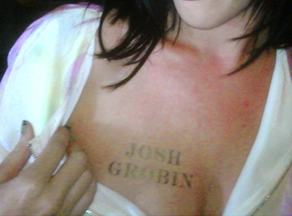 This cheeky songbird showed off a fake tattoo of his name across her chest