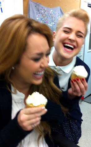 Miley Cyrus, Kelly Osbourne, twitpic, Twitter