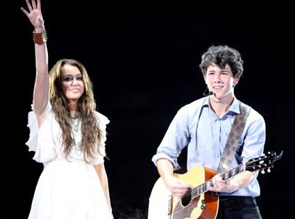 Miley Cyrus, Nick Jonas