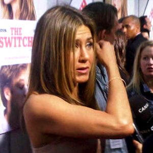 Jennifer Aniston, Twitpic, Twitter
