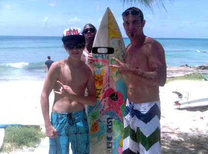 hot pictures of justin bieber on the beach in barbados. Justin Bieber, Twitter Twitter