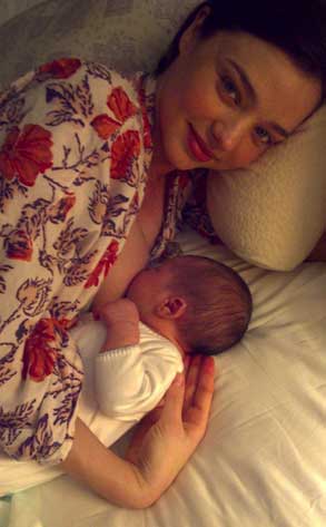 miranda kerr breastfeeding. Miranda Kerr, Flynn Bloom