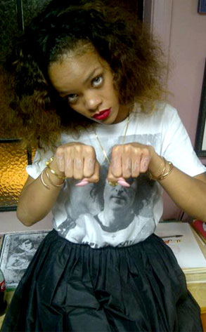 PHOTO Rihanna gets a new tattoo