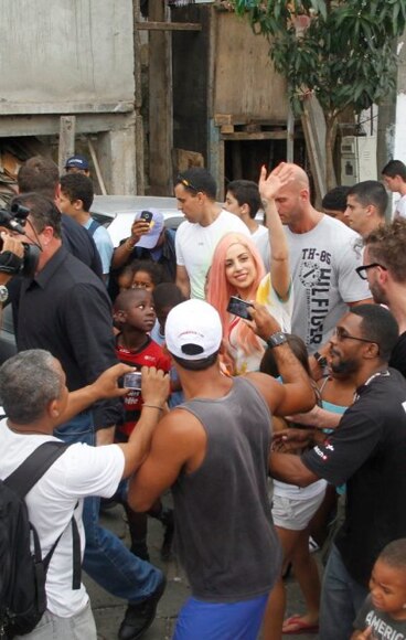 Lady Gaga, Lady Gaga no Brasil, Lady Gaga na favela