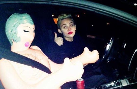 Miley Cyrus, boneca inflavel