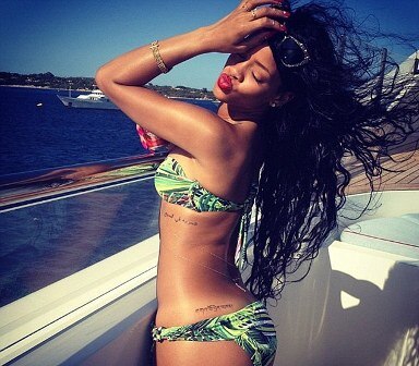 Rihanna, twitter