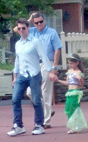 Tom Cruise, Suri Cruise, Disneyland, Twitter