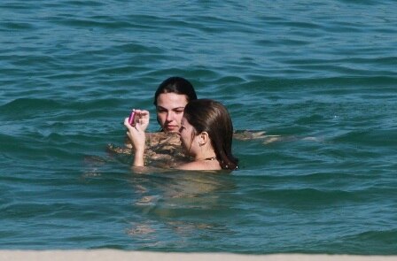 Isis Valverde e Bárbara Borges, praia