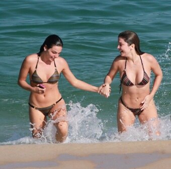 Isis Valverde e Bárbara Borges, praia