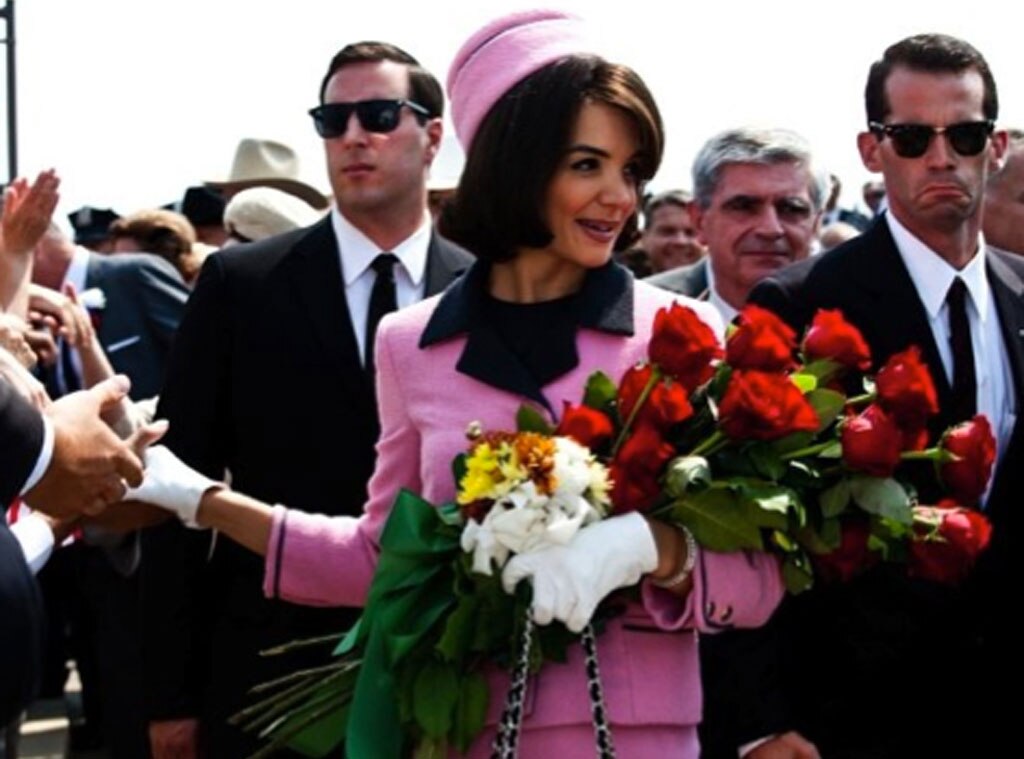 Katie Holmes como Jacqueline Kennedy Katie Holmes como Jacqueline Kennedy