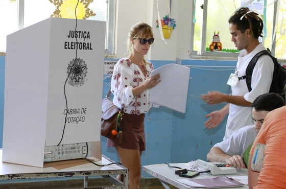 Fotos: famosos v&atilde;o &agrave;s urnas votar para prefeito e vereador