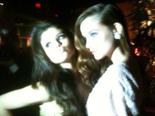 Selena Gomez e Barbara Palvin conversam no Globo de Ouro