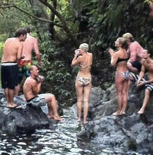 Miley Cyrus, Liam Hemsworth, Twitter