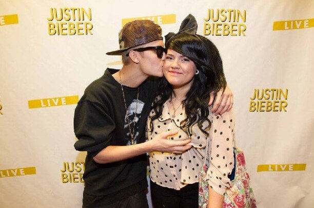 Justin Bieber agarra seio de fã