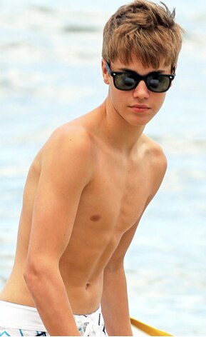 Justin Bieber sem camisa