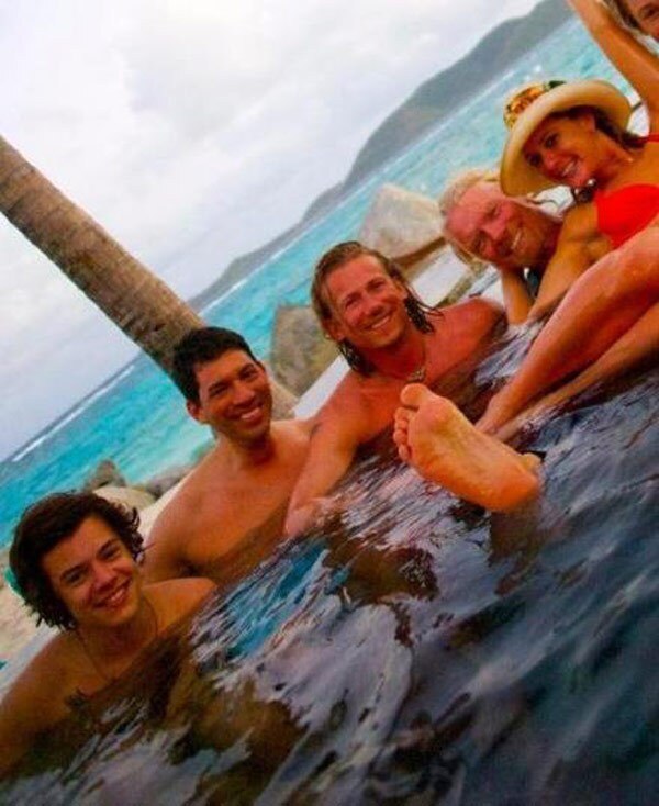 Taylor Swift deixa Harry Styles, que fica na casa do dono da Virgin Records