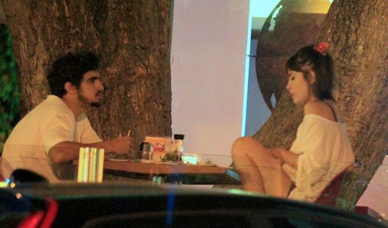 Caio Castro e Maria Casadevall flagrados se beijando Caio Castro e Maria Casadevall flagrados se beijando