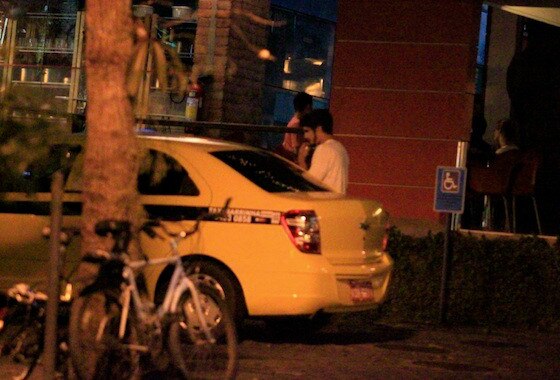 Caio Castro e Maria Casadevall flagrados se beijando Caio Castro e Maria Casadevall flagrados se beijando