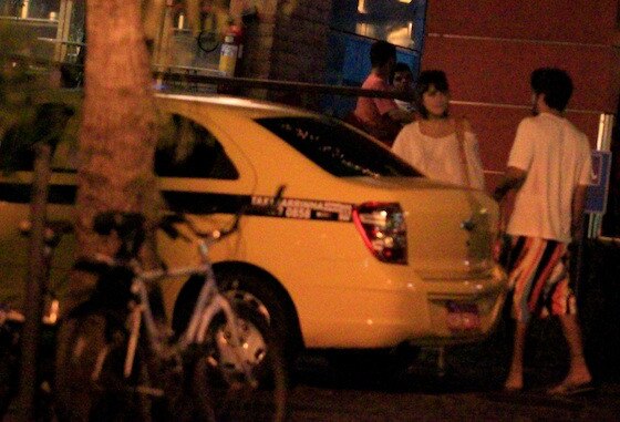 Caio Castro e Maria Casadevall flagrados se beijando Caio Castro e Maria Casadevall flagrados se beijando