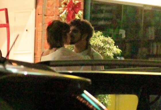 Caio Castro e Maria Casadevall flagrados se beijando Caio Castro e Maria Casadevall flagrados se beijando