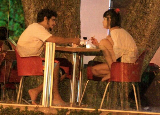 Caio Castro e Maria Casadevall flagrados se beijando Caio Castro e Maria Casadevall flagrados se beijando