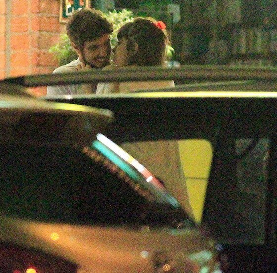 Caio Castro e Maria Casadevall flagrados se beijando Caio Castro e Maria Casadevall flagrados se beijando