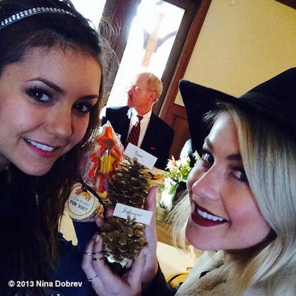 Nina Dobrev passa feriado com familia do ex namorado Nina Dobrev passa feriado com familia do ex namorado