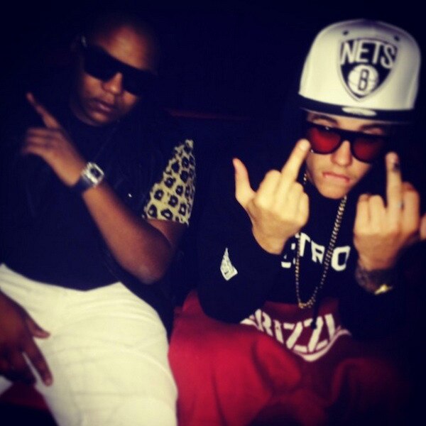 Justin Bieber mostra dedo do meio para haters Justin Bieber mostra dedo do meio para haters