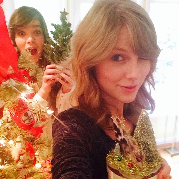 Taylor Swift, Hailee Steinfeld, Christmas, Instagram Taylor Swift, Hailee Steinfeld, Christmas, Instagram