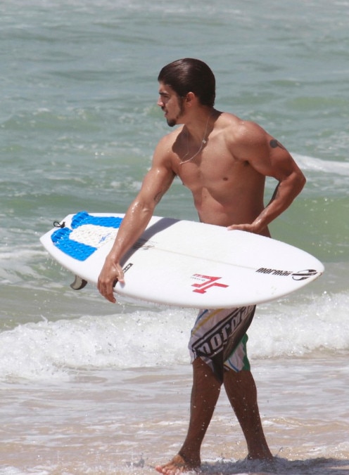 Caio Castro fotos surfa sem camisa Caio Castro fotos surfa sem camisa
