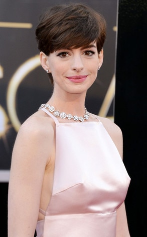 Anne Hathaway's Oscar Nipples an Instant Twitter Hit, Overshadow Side