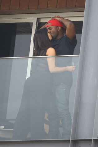 Kim Kardashian e Kanye West se beijam em varanda de hotel