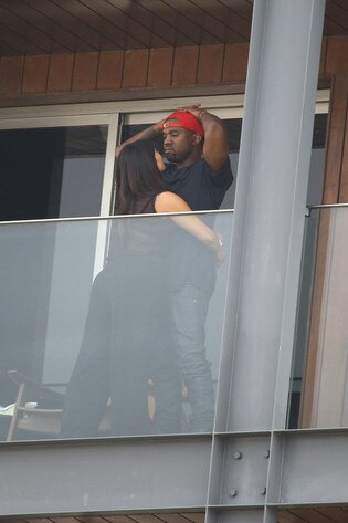 Kim Kardashian e Kanye West se beijam em varanda de hotel