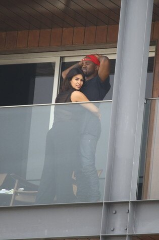 Kim Kardashian e Kanye West se beijam em varanda de hotel