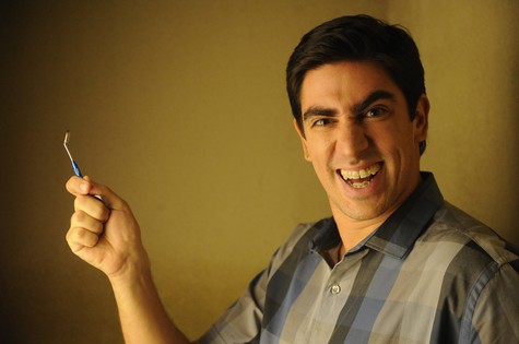 Marcelo Adnet em O Dentista Mascarado da Globo