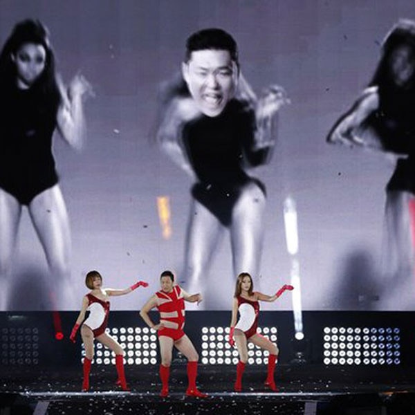 Psy se veste de Beyoncé em show Psy se veste de Beyoncé em show