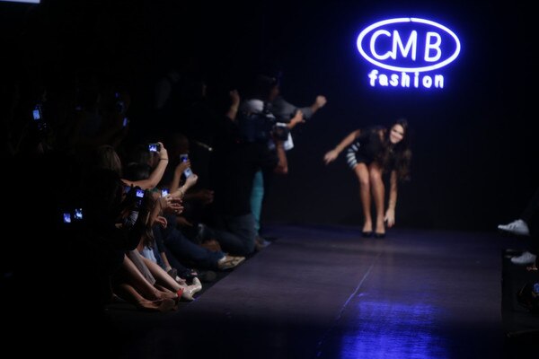 Bruna Marquezine cai em desfile Bruna Marquezine cai em desfile