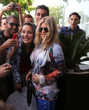 Fas acariciam barriga de gravida de Fergie Fas acariciam barriga de gravida de Fergie