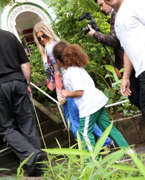 Fas acariciam barriga de gravida de Fergie Fas acariciam barriga de gravida de Fergie