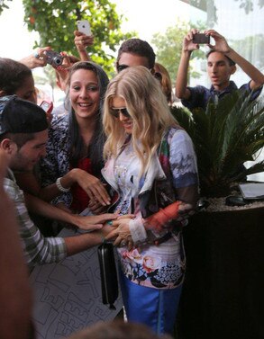 Fas acariciam barriga de gravida de Fergie Fas acariciam barriga de gravida de Fergie