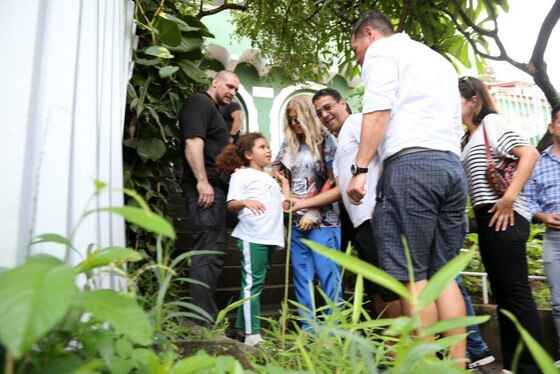 Fas acariciam barriga de gravida de Fergie Fas acariciam barriga de gravida de Fergie