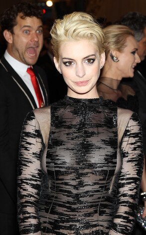 Anne Hathaway, Photobombing, MET Gala Anne Hathaway, Photobombing, MET Gala