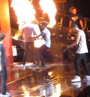 Zayn Malik, Harry Styles, Harry Styles pegando fogo Zayn Malik, Harry Styles, Harry Styles pegando fogo