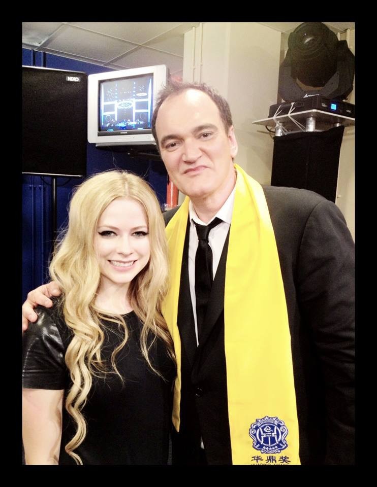Avril Lavigne posa com Quentin Tarantino na China Avril Lavigne posa com Quentin Tarantino na China