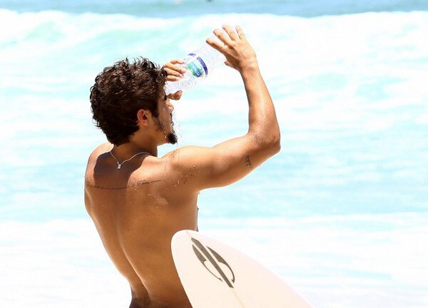 Caio Castro na praia Caio Castro na praia